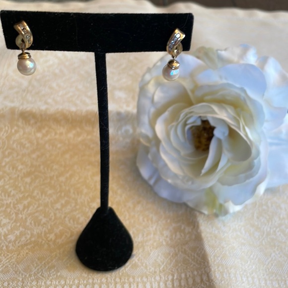 Beautiful 14 karat gold earrings with drop pearl and 5 diamonds on each - Picture 3 of 6